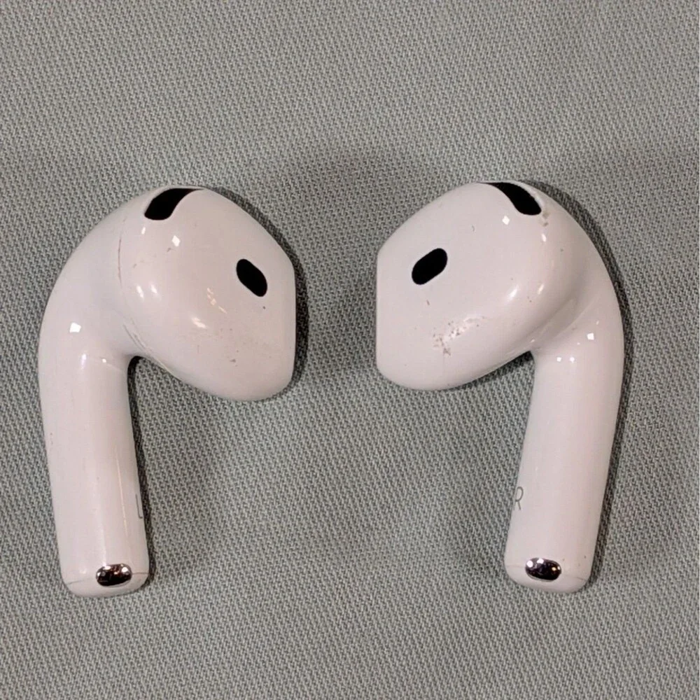 Apple AirPods 4, Without Noise Cancellation Working, With Case
